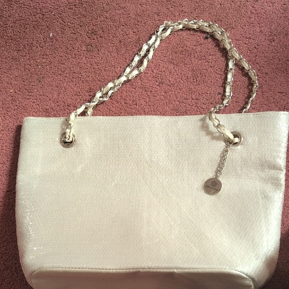 Chic White Shoulder Bag with Chain Strap